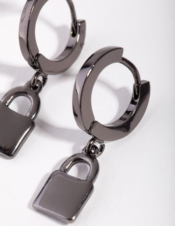 Kolczyki Huggie z kłódką w kolorze gun metal
