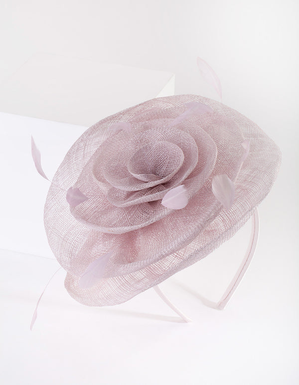 Lila geplooide bloemenfascinator