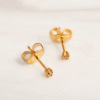 Studex 2mm Cubic Zirconia 24K lichtgouden oorbel - link has visual effect only