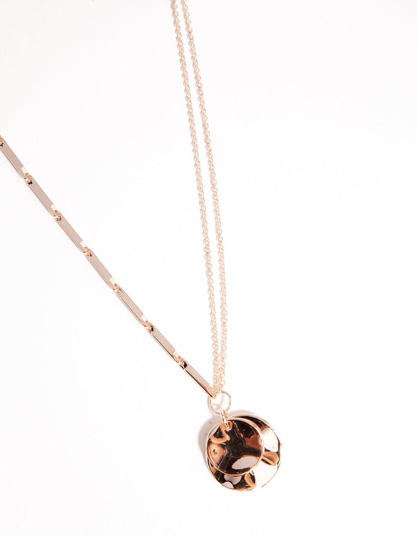 Naszyjnik z wieloma łańcuszkami w kolorze różowego złota
