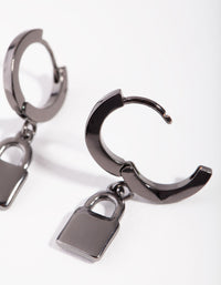 Kolczyki Huggie z kłódką w kolorze gun metal - link has visual effect only