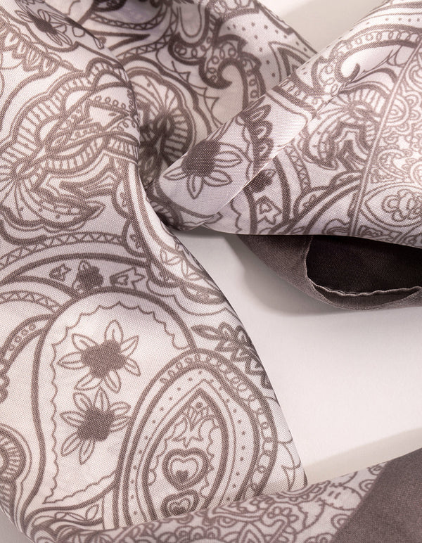 Szary szalik w stylu paisley