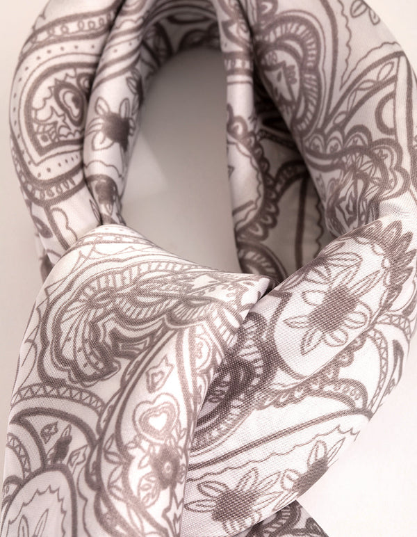 Szary szalik w stylu paisley