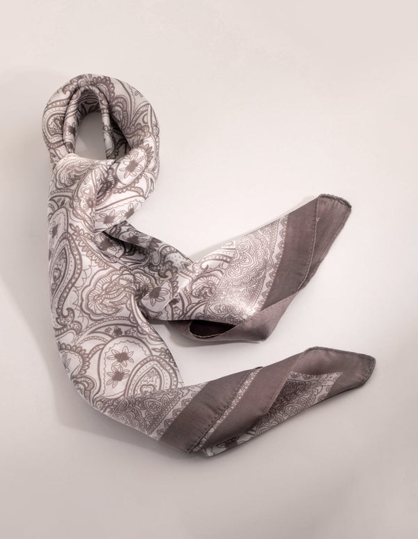 Szary szalik w stylu paisley